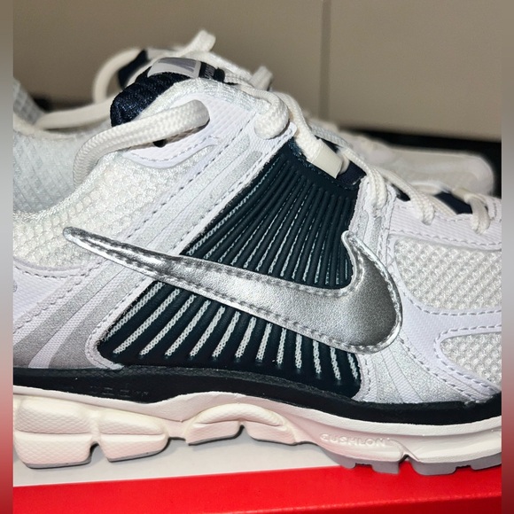 BRAND NEW IN BOX Nike Vomero 5 Women's Sneakers - White, Silver, and Deep Blue - Picture 14 of 15
